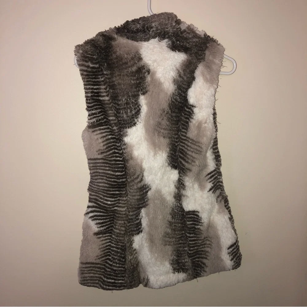 Cabi Aspen Faux Fur Vest - Picture 4 of 5